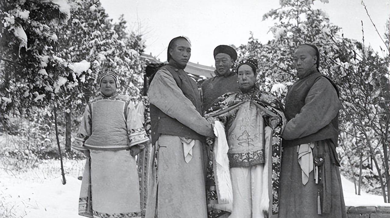 慈禧与李莲英是否有一腿?为何每次沐浴完都要共处一室?