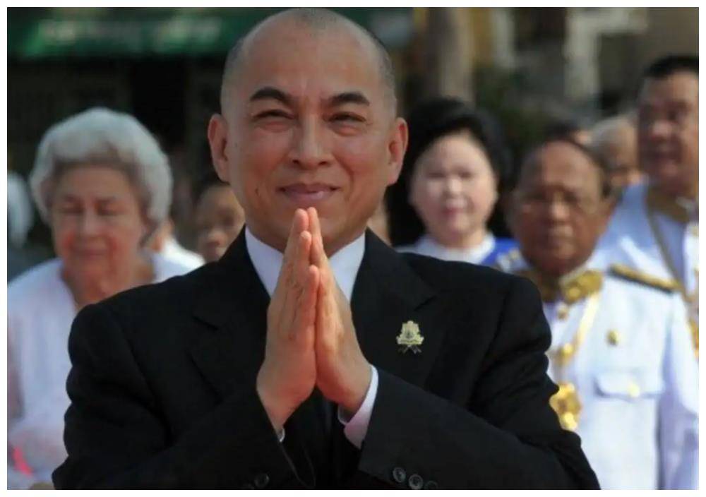 美男国王西哈莫尼:热爱中国爱跳舞,中年被迫继位,70岁至今不婚