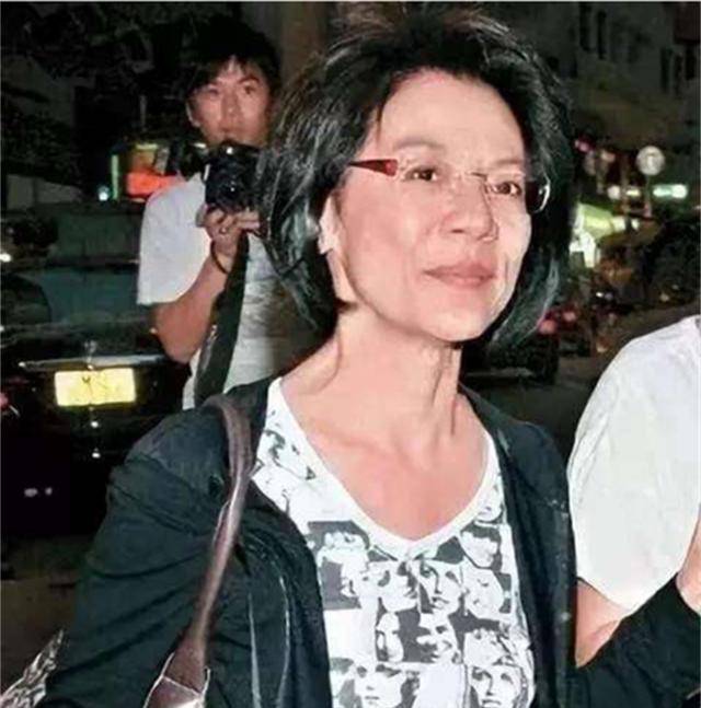 在唐锦馨的迷惑下,郭炳湘忘记了和李天颖的过去,并且提出离婚,娶