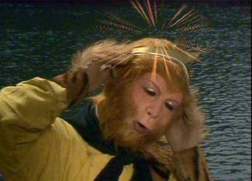 在悟空第一次戴上藏有紧箍的花帽后,唐僧便试验了两次,悟空果然疼痛