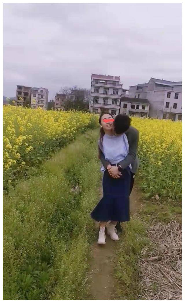 一男子从背后拥抱无臂女孩,两人嬉戏打闹,女孩满脸幸福