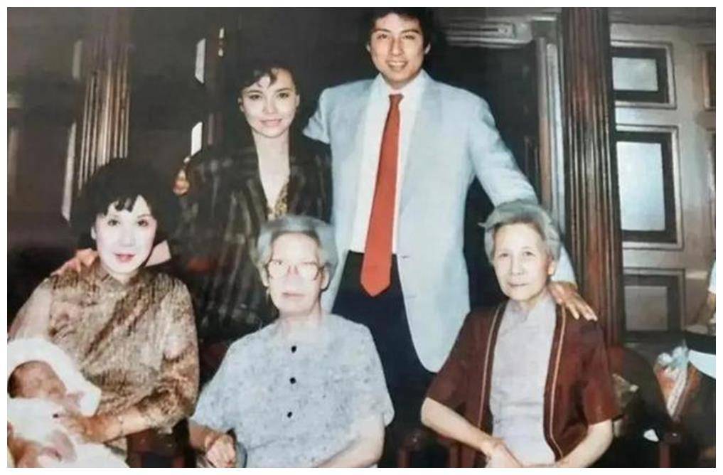 1985年,张灵甫遗孀王玉龄在美国留影,57岁她雍容华贵,气质不凡