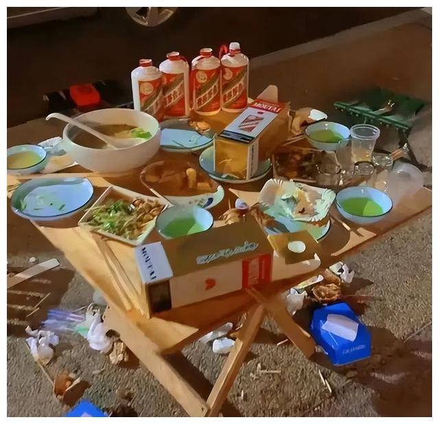 在路边摊吃烧烤配茅台,留下的东西网友直呼老板赚大了_瓶子_瓶口_假酒