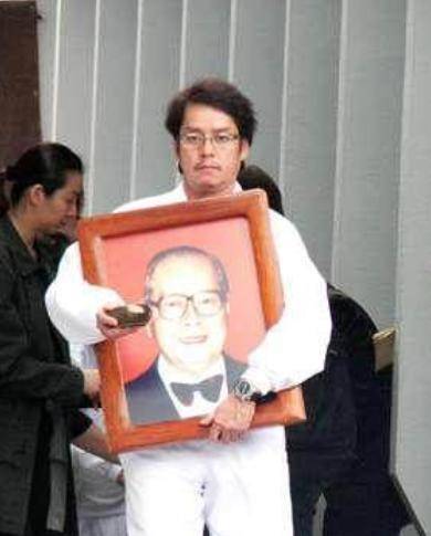 一直到谭咏麟父亲去世,谭咏麟将自己家庭的这些事情,公布到了大众面前