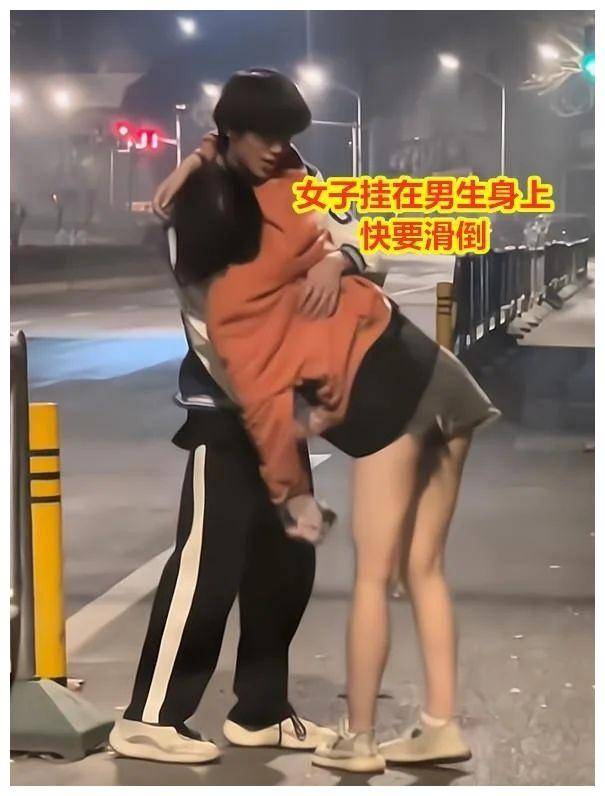 当街抱住陌生男子身上,男子手上动作是亮点_绅士_女生_网友