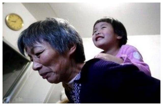 10年前北京56岁大妈生下双胞胎,为了孩子想活100岁,后来怎样了