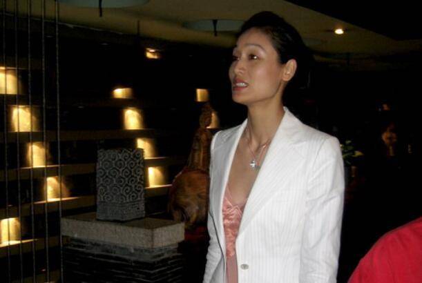 要说这位年轻的夫人也确实挺美的,她叫宋美英,原本就是给陈逸飞做模特