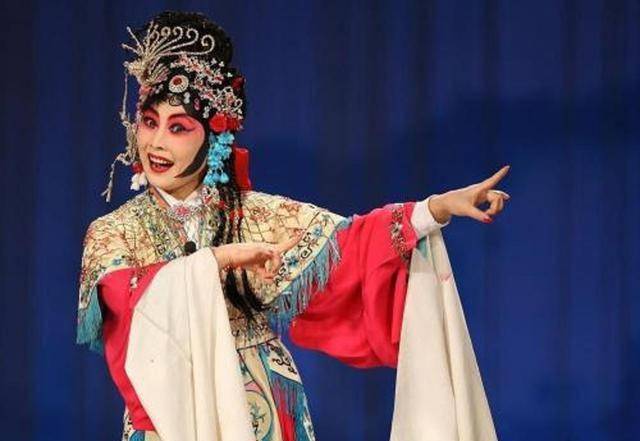京剧演员谎称女儿身,与法国男人相恋,同关到男子监狱才得知真相