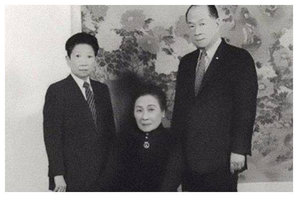 天之娇女孔令伟，却拒绝做女人，梳着大背头有着三妻四妾_女子_小姐_家族