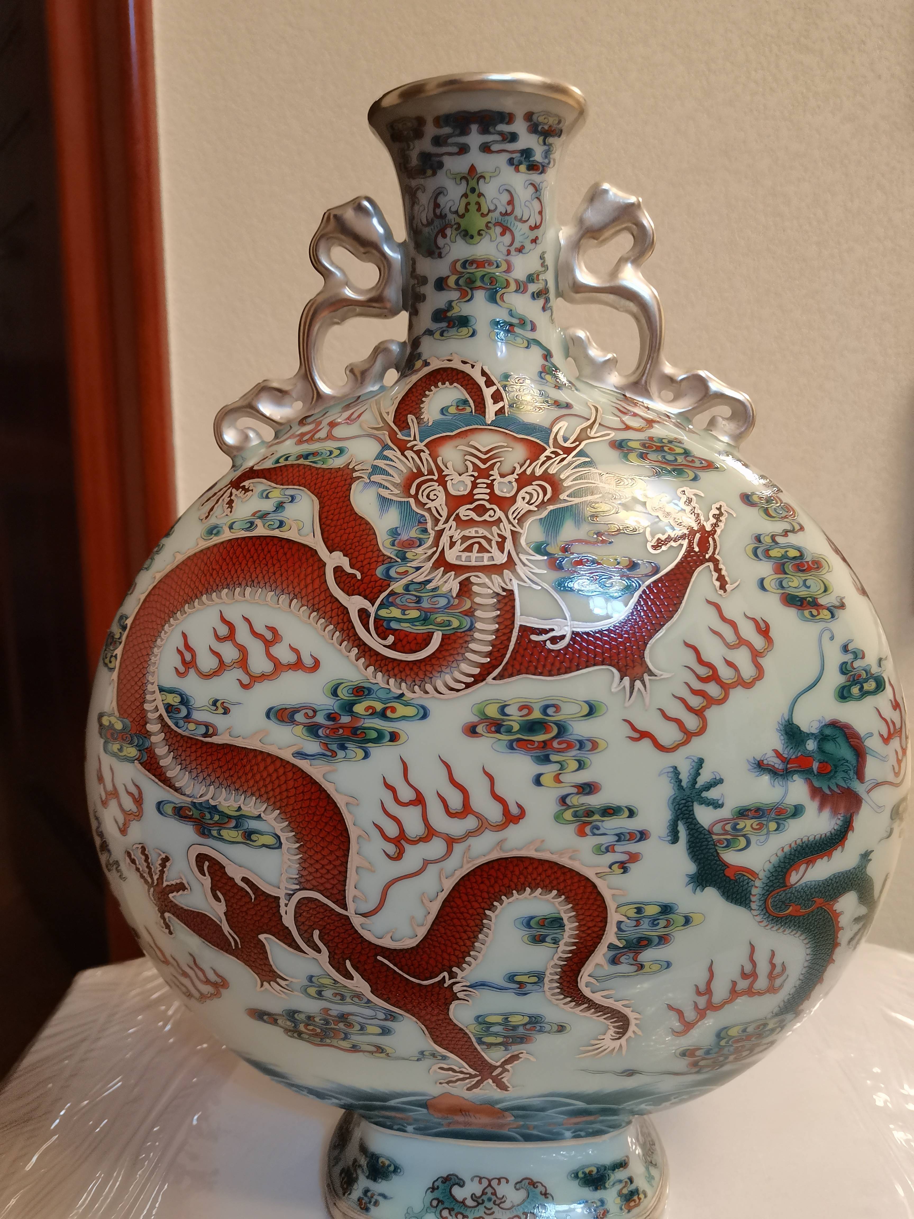 大清乾隆年制《五彩龙纹抱月瓶》_搜狐网