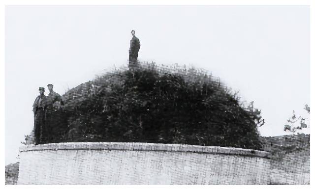 没被人注意到的时候,施旦悄悄收集汪精卫的衣服,埋进尼姑庵的空地里