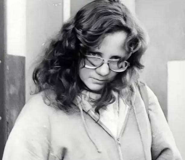 虽说科琳已经很听话了,可是卡梅伦却对她仍有戒心,平时他