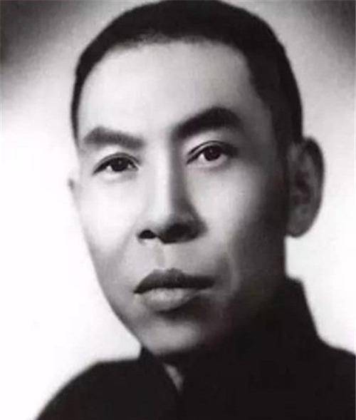 杜月笙重返上海,却被昔日门徒刁难,他低调隐忍只等一人为他报仇