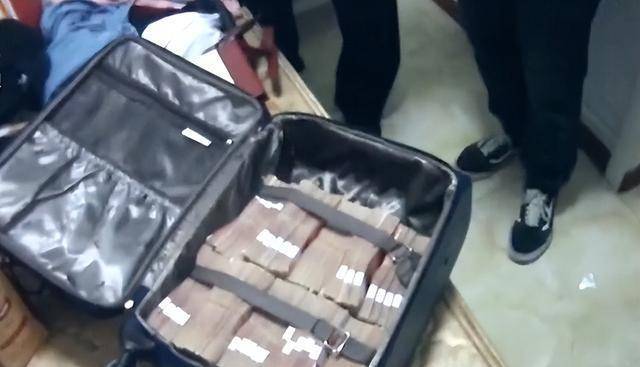 经过专业人员清点,行李箱里的人民币大约为100万元.