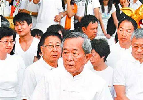 原创2003年,张国荣约见白龙王遭拒,一个月后哥哥跳楼,龙王说了四字