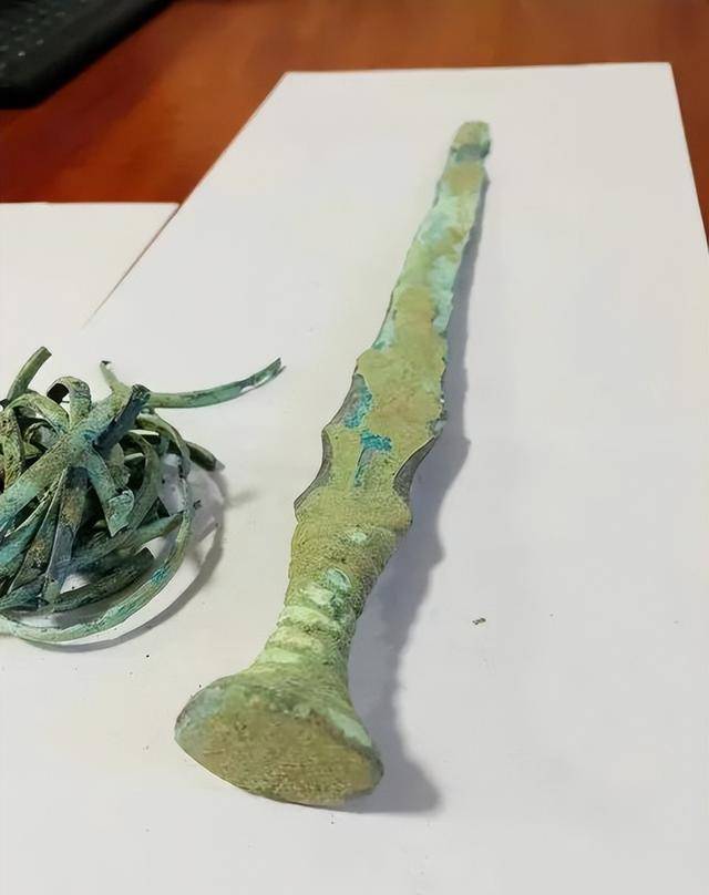 真真假假,谁也说不清楚,但有一点可以肯定,挖掘和贩卖文物都是违法的