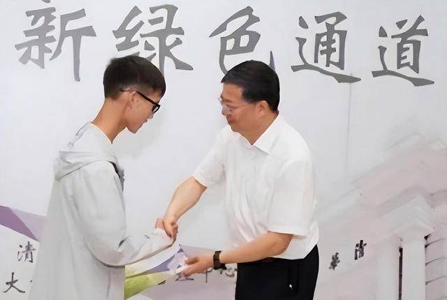 回顾寒门贵子林万东:高考713分,清华校长开学亲自点名,如今咋样?_工作_母亲_时候