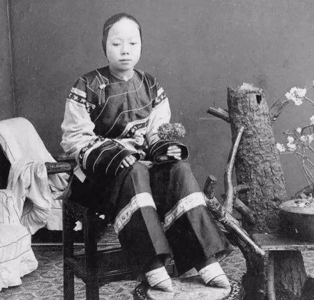 缠足直到民国时期才开始逐渐废除.