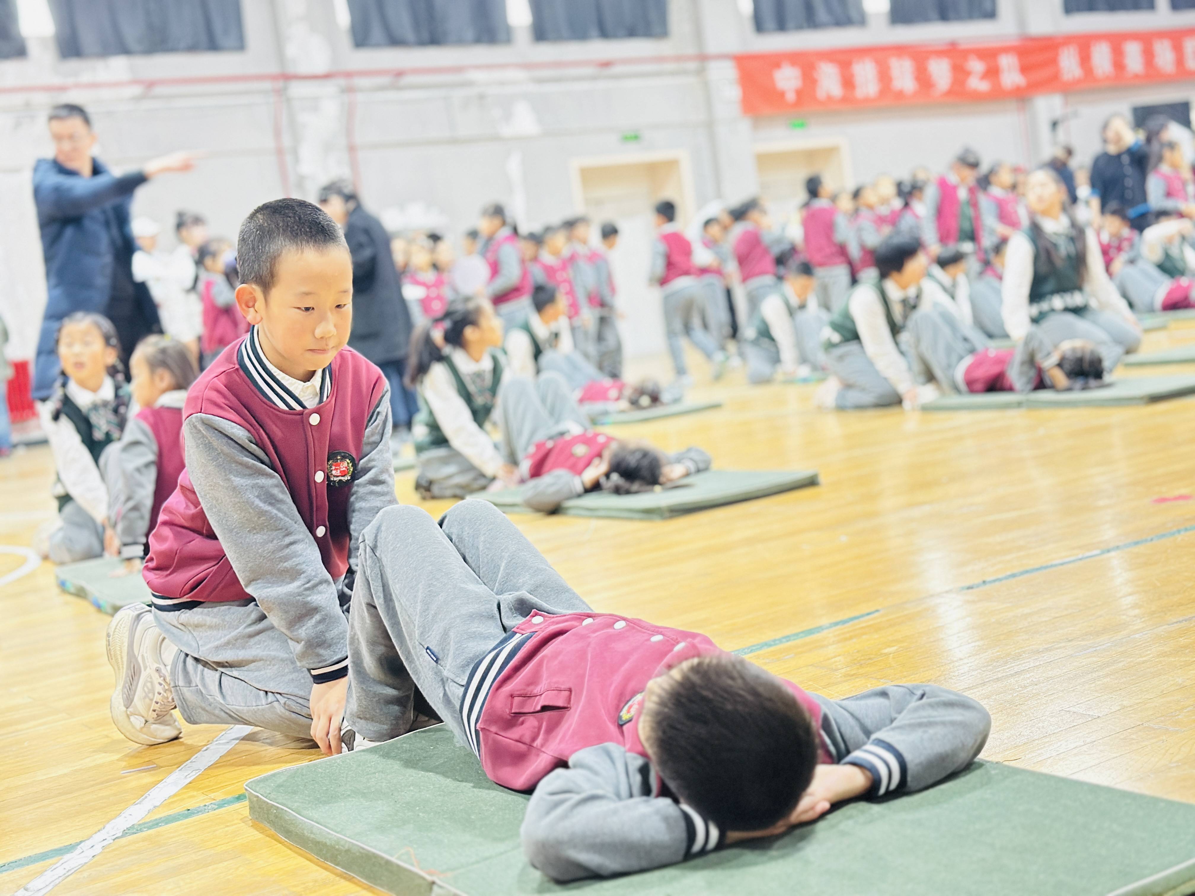 小学生仰卧举腿图片