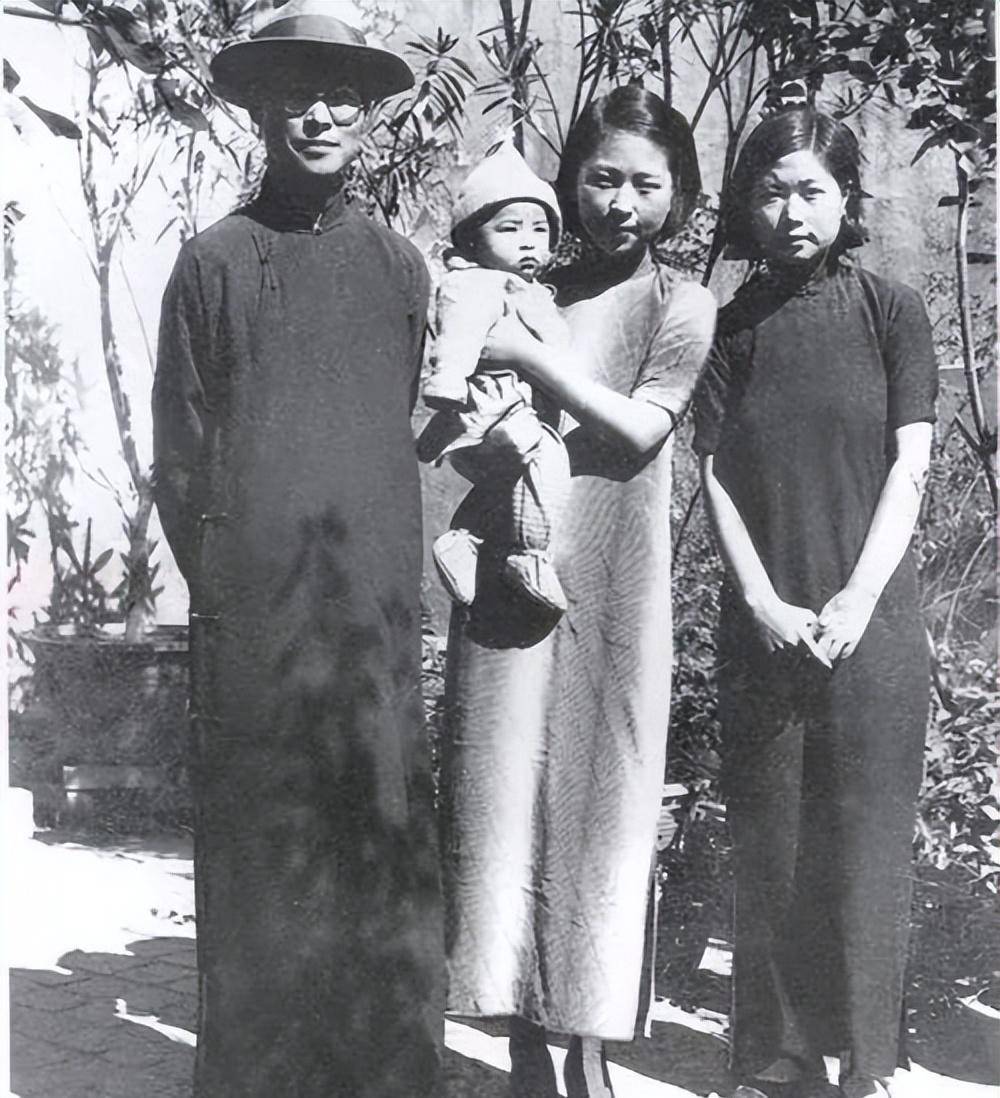 沈从文去世,妻子张兆和在墓碑上刻下 爱你是真,不爱你也是真