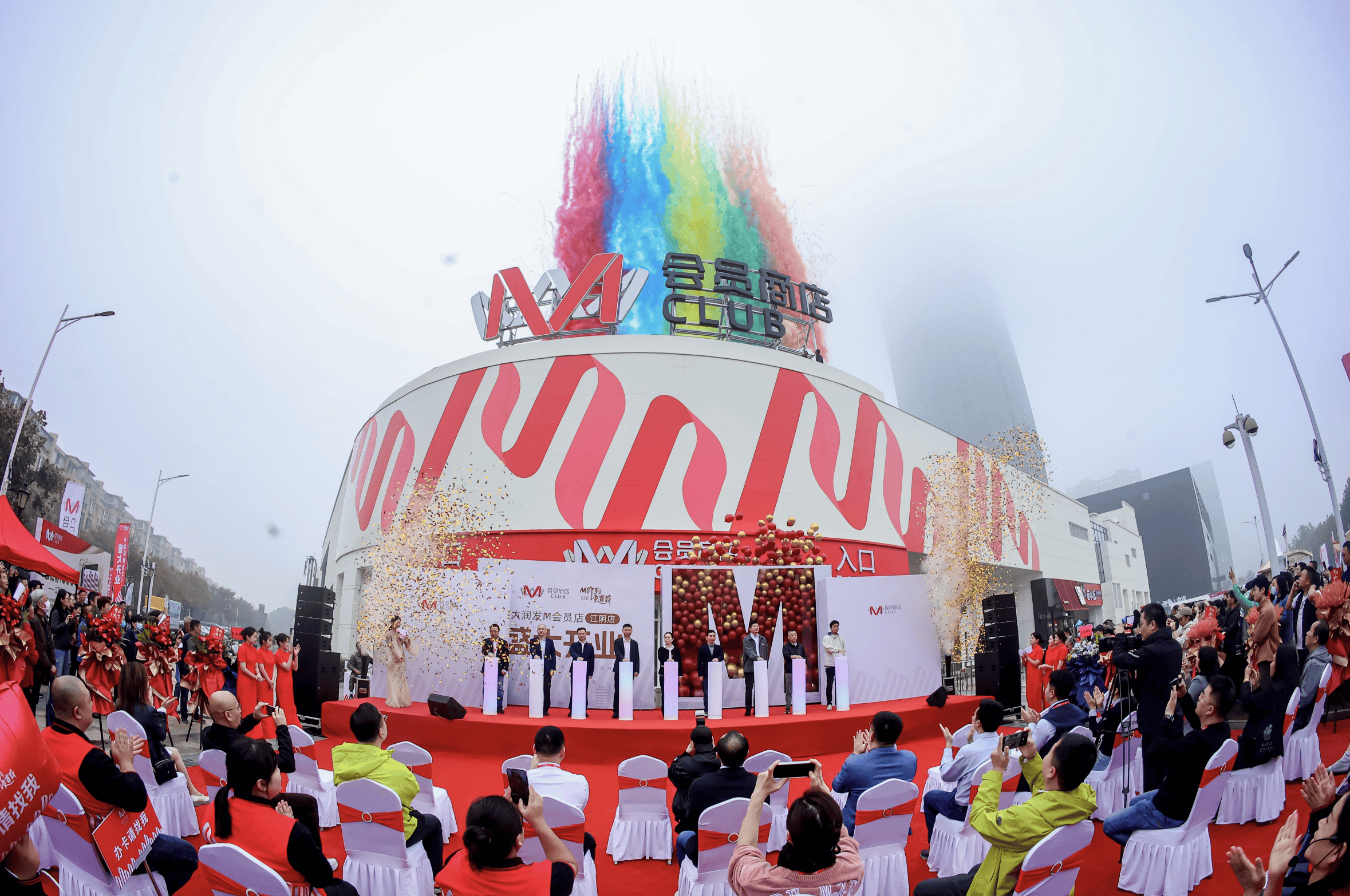 大润发m会员店江阴店开业,推出烟火炙烤系列商品,打造"烟火气"卖场