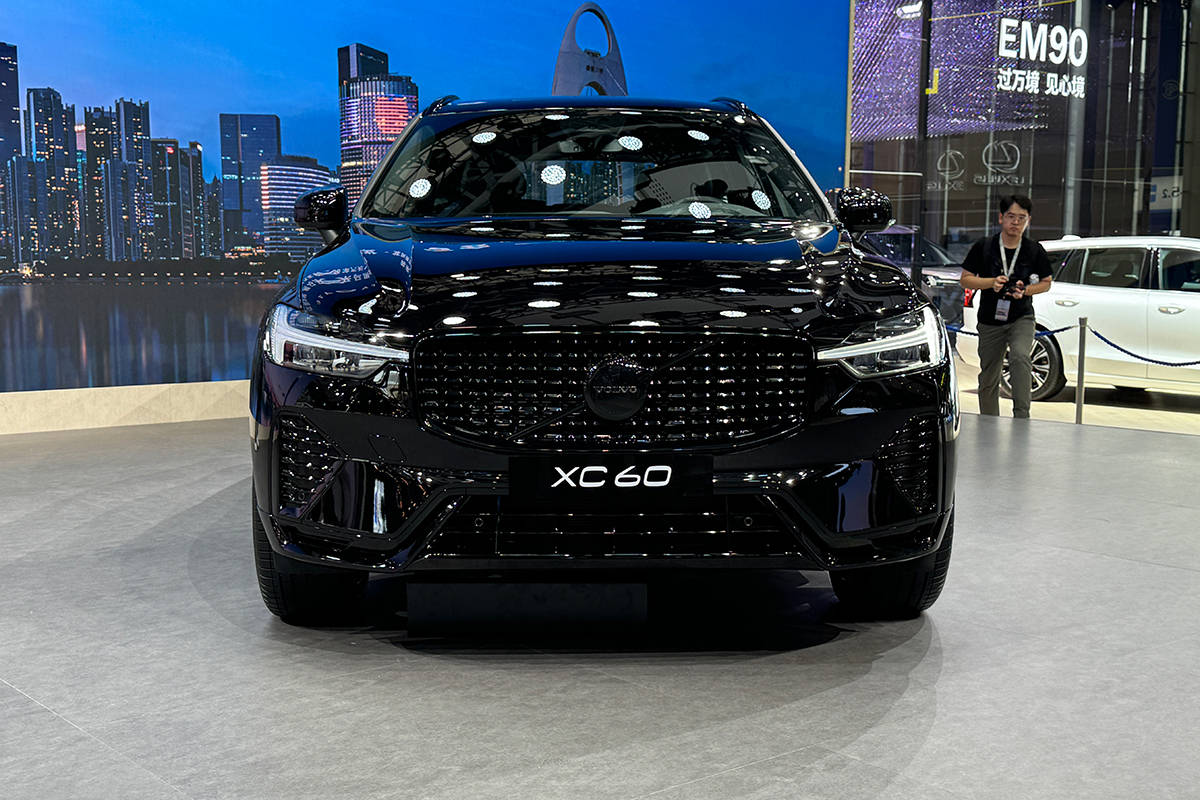 2024广州车展：沃尔沃XC60智远极夜黑售31.99万元