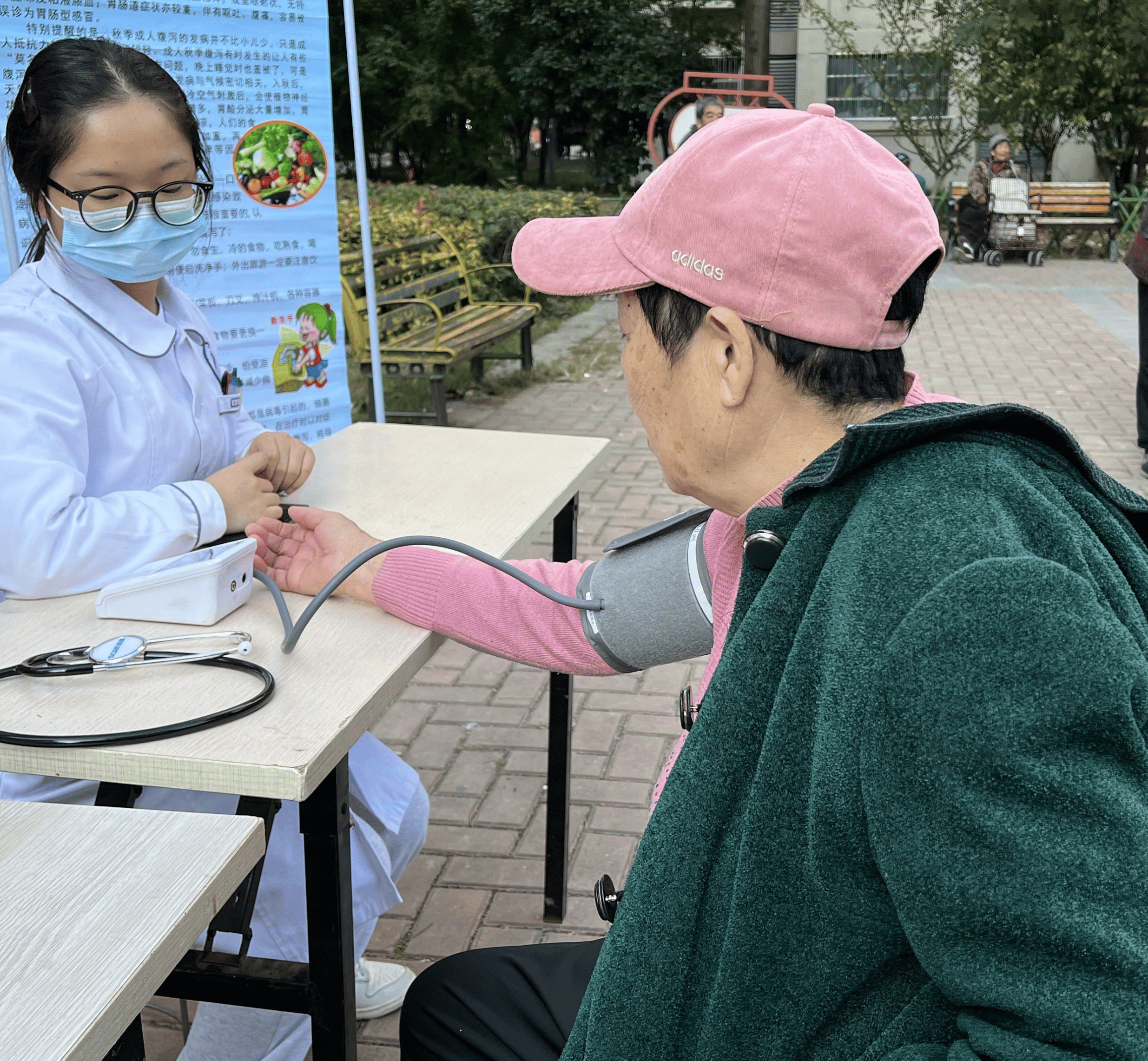 蚌埠钓鱼台街道民政服务站开展“健康义诊社区行 真情服务暖人心”志愿服务活动