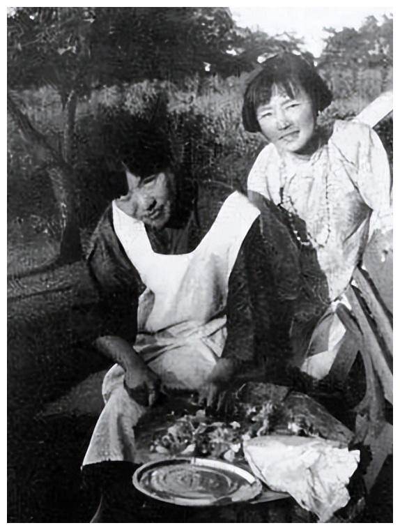 冰心的爱人吴文藻和林徽因的爱人梁思成同为清华留美预科班的同学,留