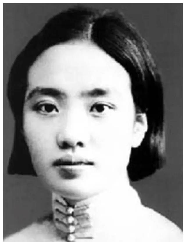 她是左权将军的妻子,后改嫁给将军的秘书,建国后被调到山西省委