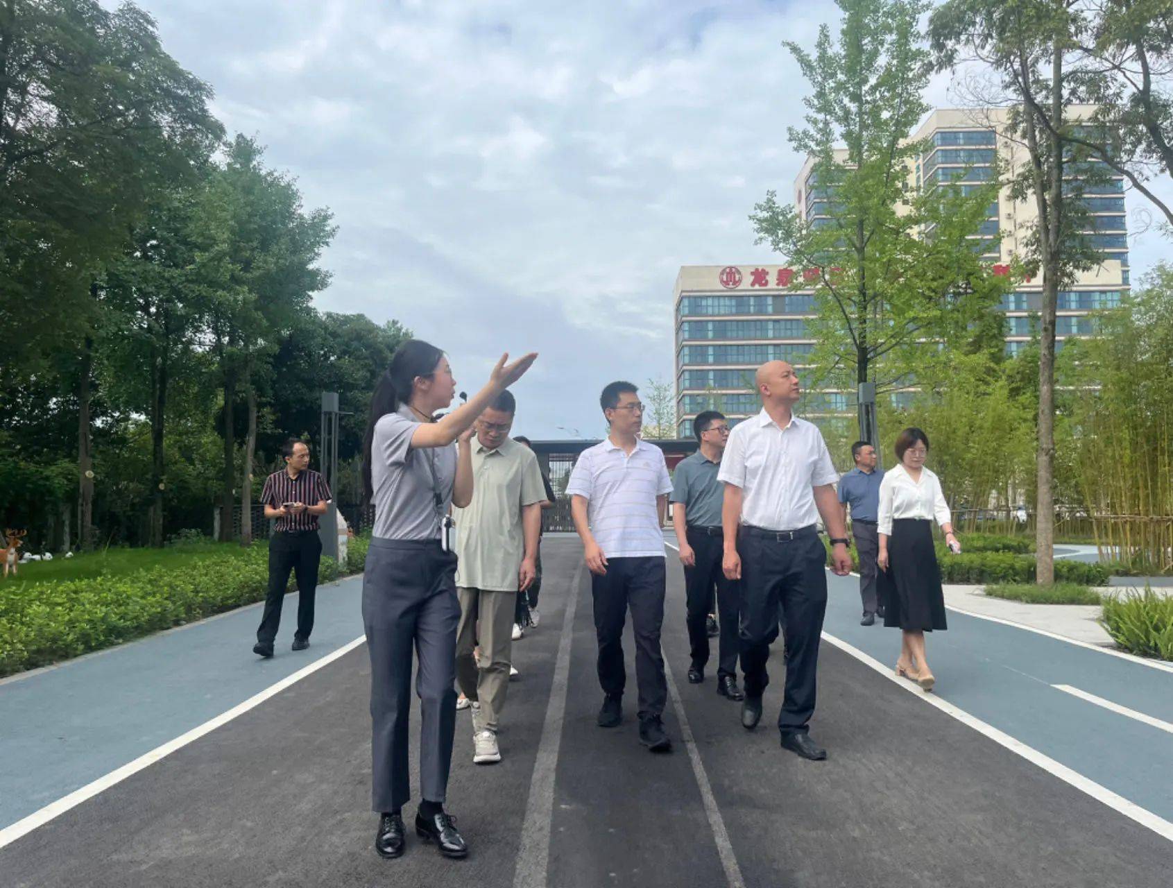 7月11日上午,龙泉驿区区政府副区长李阳,龙泉驿区机关事务服务中心