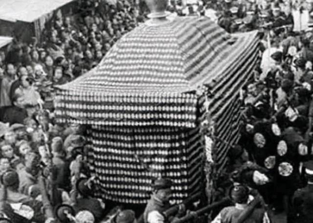 揭秘老北京葬礼上的杠夫,三年不开张,开张吃三年