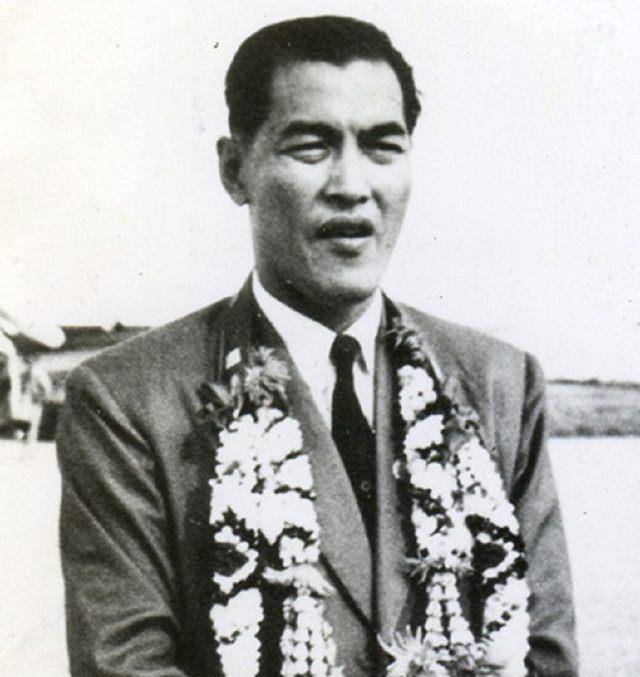 他是中国历史上很伟大的足球运动员,和贝利等并称世界五大球王_李惠堂