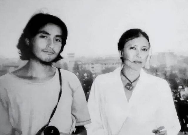 1941年王洛宾得知妻子变心愤怒回家,妻子反问:你晚上住哪里?