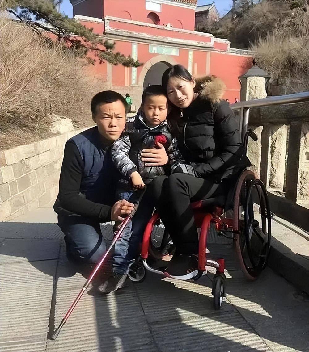 儿子诞生后,为了圆了孔艳的"泰山梦",张明荣还背着自己的妻子去爬