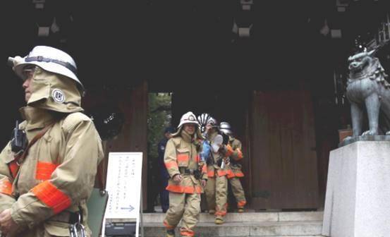 中国男子火烧靖国神社图片