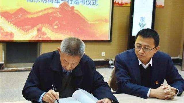 他是空军副司令员,与妻子同出生于将门,父亲和岳父都是上将