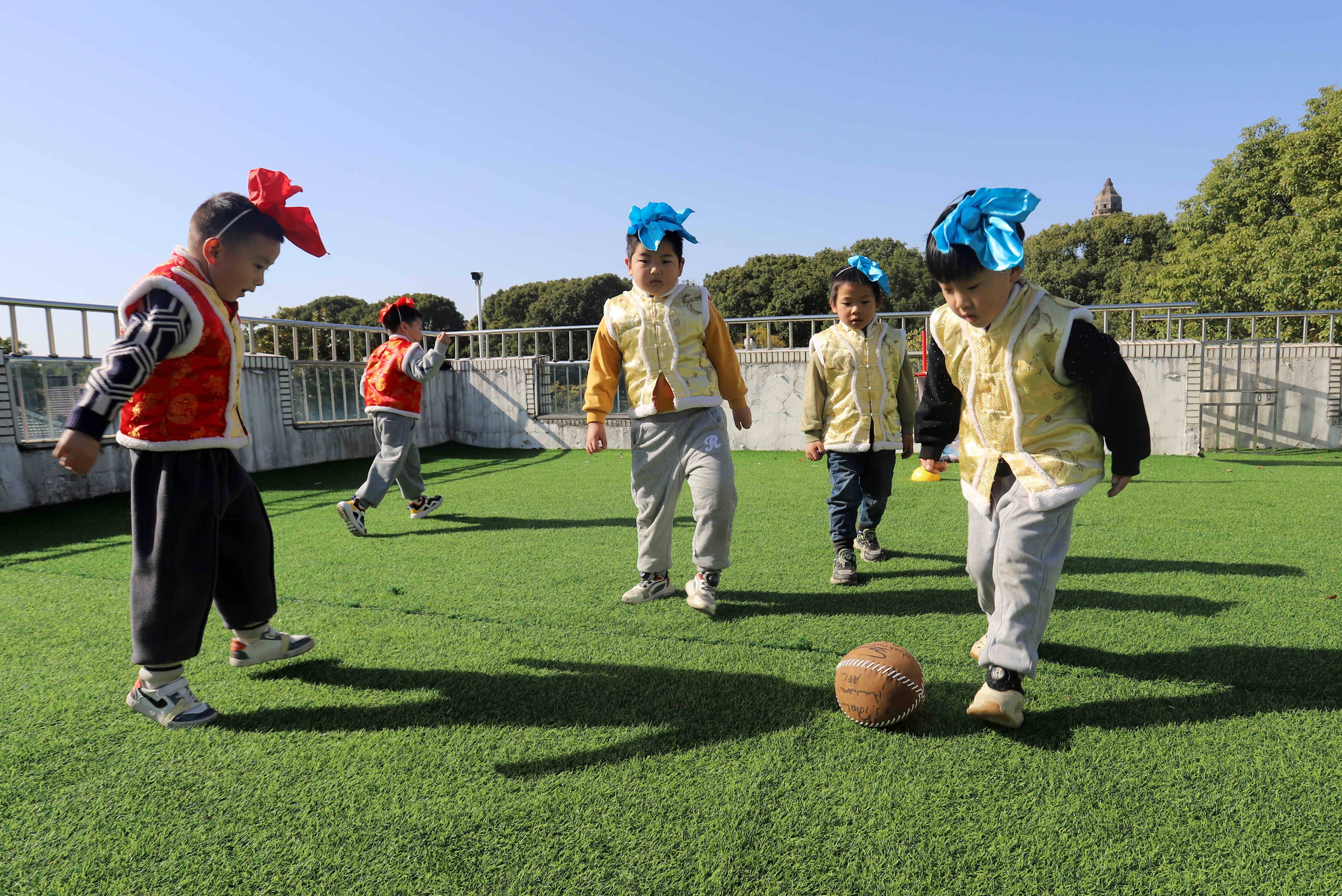 苏州市虎丘中心幼儿园开展"体验趣味蹴鞠 感受传统文化"活动