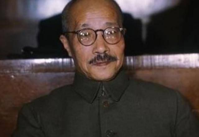 侵华战犯东条英机被施绞刑,行刑前被吓腿软,死前被吓哭丑态百出