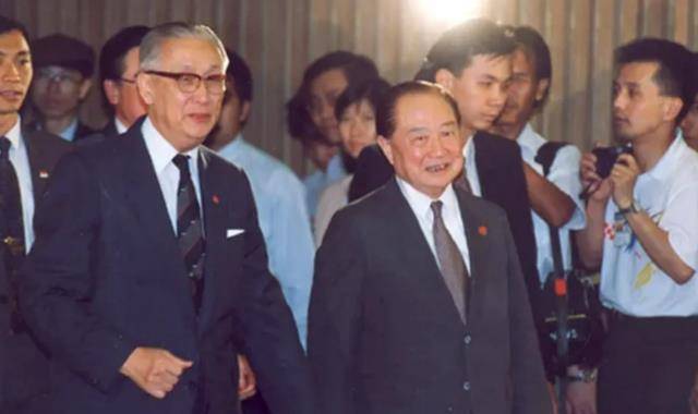 他是海协会首任会长,曾主政上海,父亲是同盟会元老,长子是中将_汪道涵
