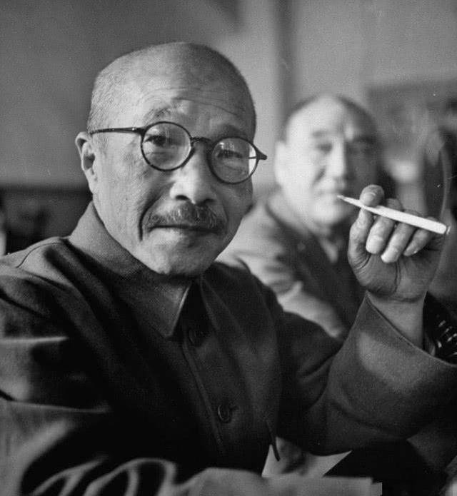 侵华战犯东条英机处决现场,上绞刑架时吓到腿软,足足挣扎12分钟