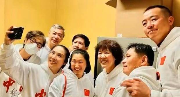 郎平和家人在洛杉矶欢度元旦,72岁丈夫甜蜜陪伴,女儿形影不离