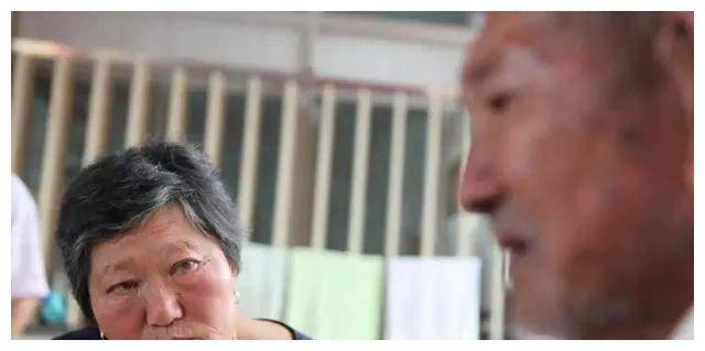 102岁台湾老兵耗时66年找到女儿,女儿伸手搀扶他,却被一把推开