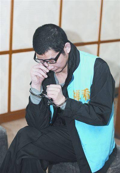 他是全国通缉犯,杀害13人,枪杀4名军警,逃亡13年改名叫成龙