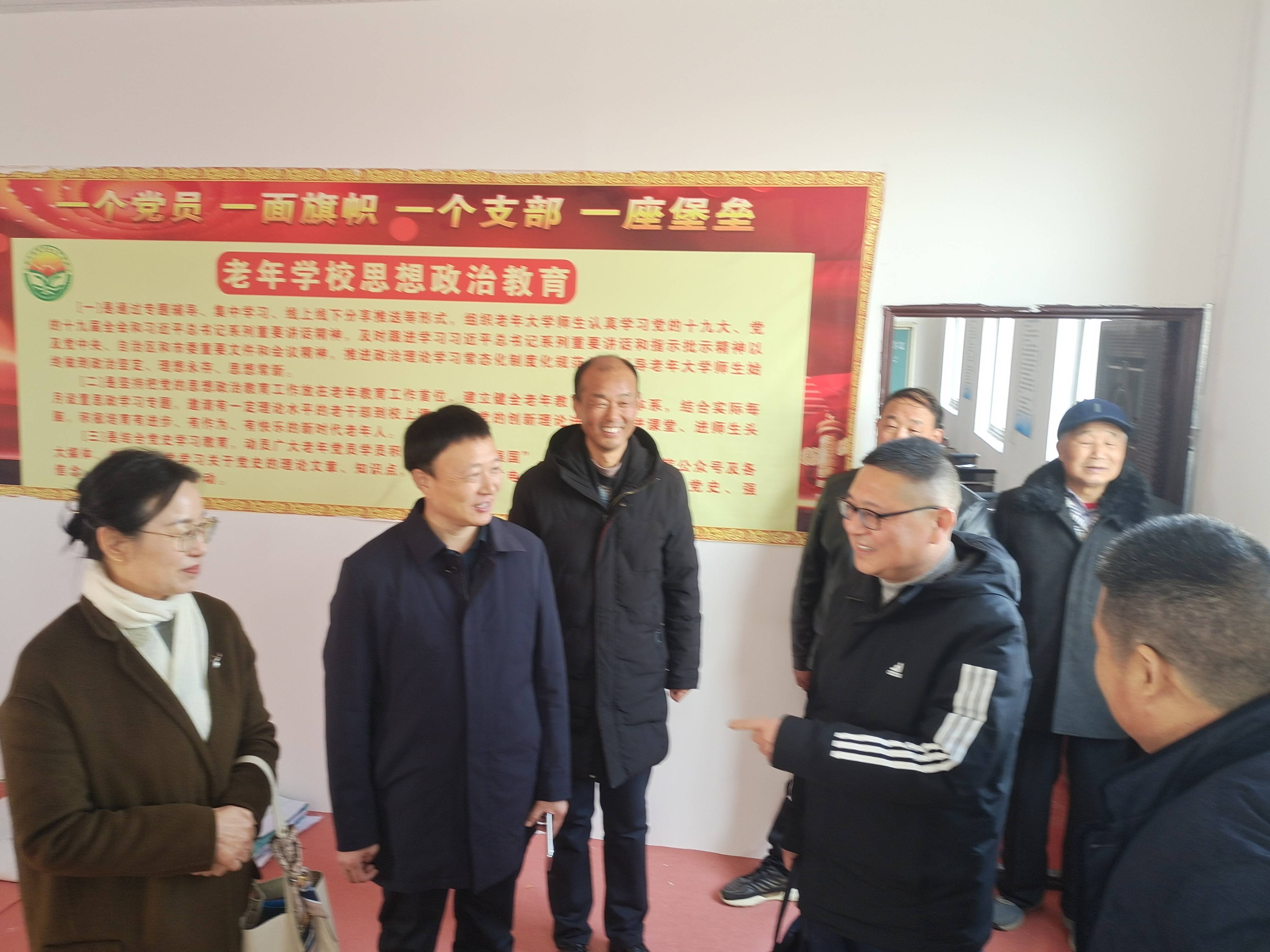 处主任刘勇带领市老年大学事务中心工作人员,在县委组织部副部长兰芳