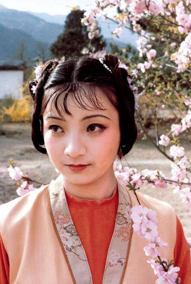 红楼梦:莺儿编柳篮子给黛玉,仅仅是社交礼仪?