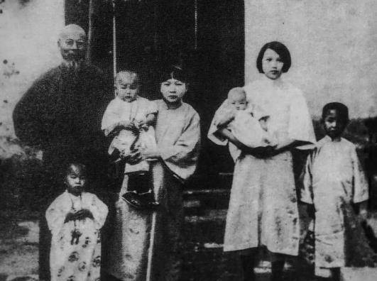 齐白石传奇夫人胡宝珠的罕见照片:结婚那年,齐白石57岁,她18岁
