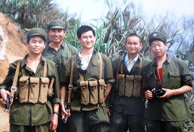 1987年,老山前线,秦天团长一张罕见留影,不愧是名将秦基伟之子_军事_生活_领导