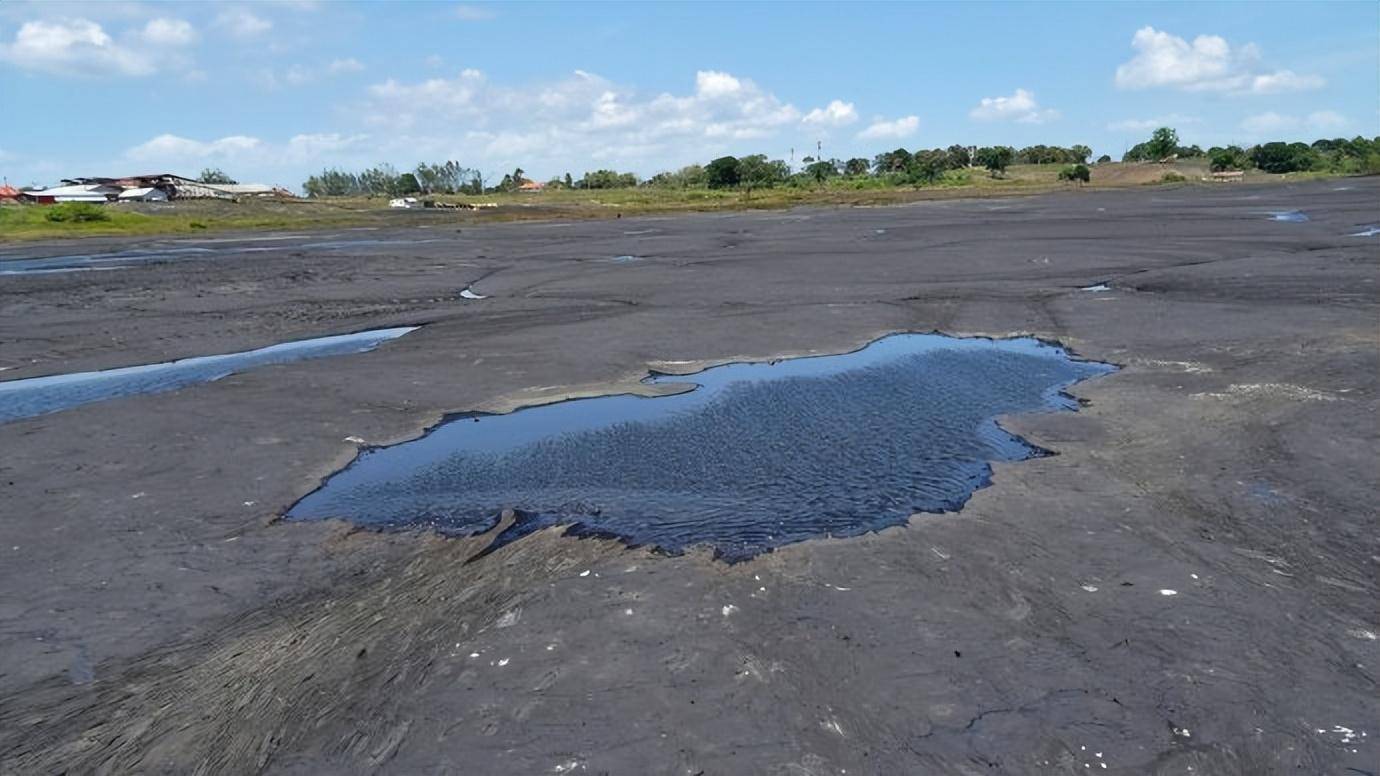 全球"最大"沥青湖:天然沥青储量超1000万吨,开采200年也不会见底?