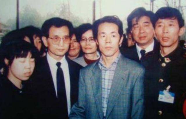 “气功大师”张宝胜：中科院现场表演“隔空取物”，露馅逃跑尴尬至极_人们_时候_生活