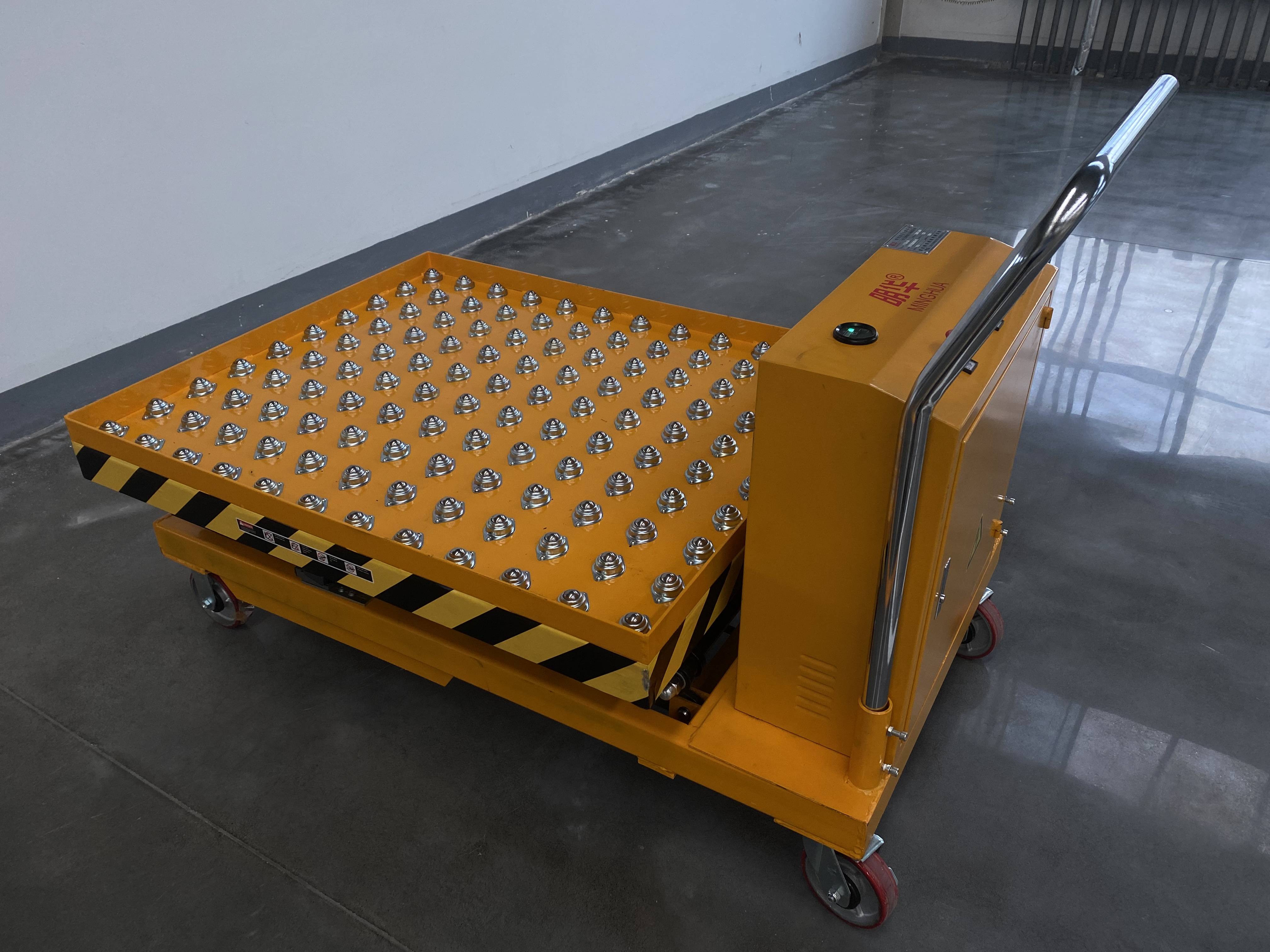 升降平台车:现代工业与物流的高效助手